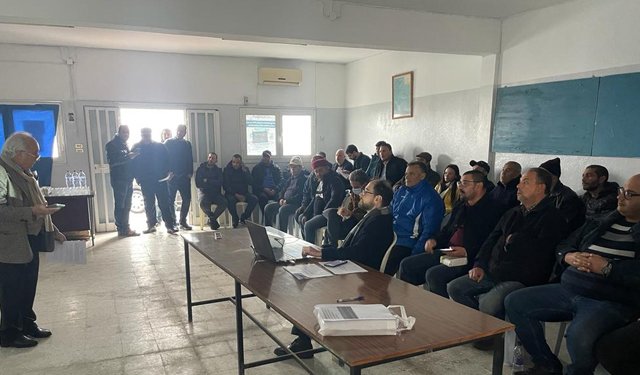At the Port of Sfax fishermen meet representatives of the Surefish project - meeting
